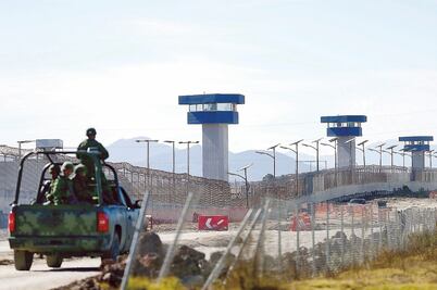 Inhabilitan a 6 servidores por fuga de 'El Chapo'