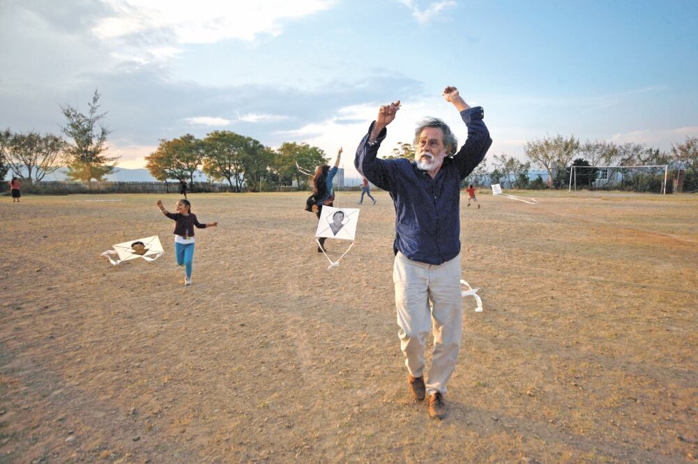 El artista Francisco Toledo voló papalotes con los rostros de los normalistas; fue un acto que evocó una tradición del Istmo. Foto/ARCHIVO EL UNIVERSAL