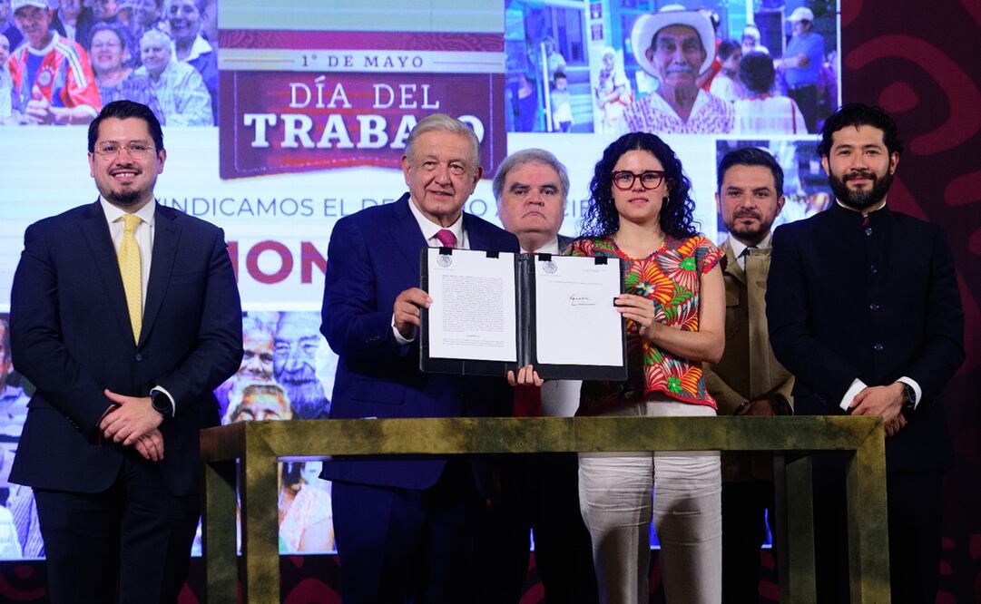 AMLO firma el decreto por el que se crea el Fondo de Pensiones para el Bienestar. Foto: Presidencia