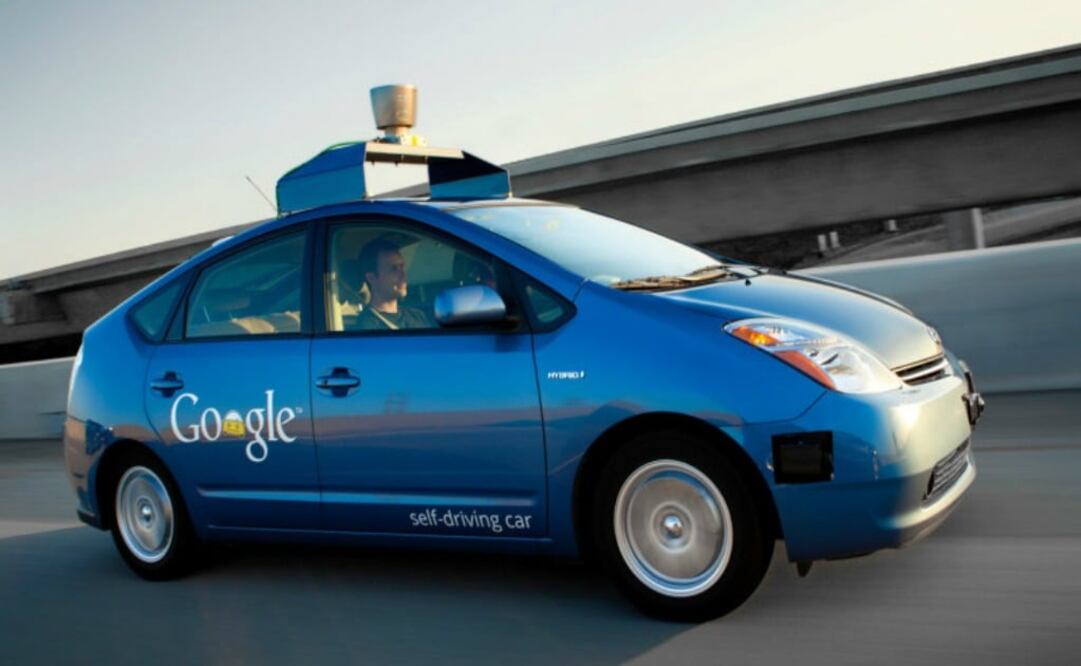 El desarrollo de Waymo se diferencia de otros modelos en los que los coches autónomos están conectados permanentemente a Internet para obtener datos y comunicarse con otros autos