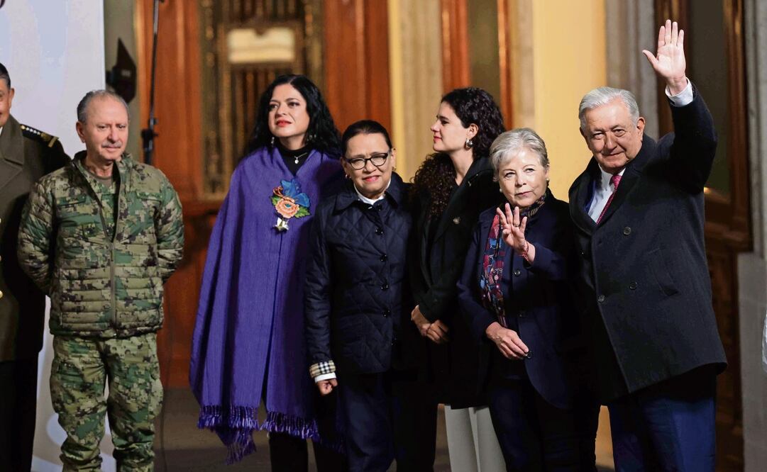 Acompañado de algunos miembros de su gabinete, Andrés Manuel López Obrador se despidió como presidente de la República. Foto: Diego Simón Sánchez / EL UNIVERSAL