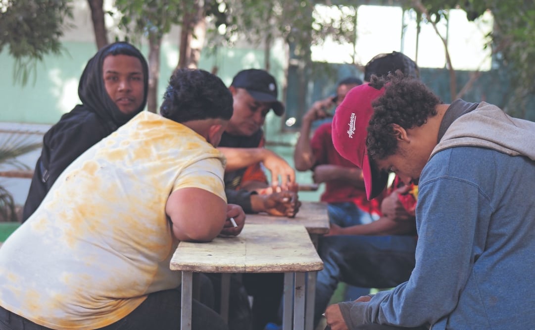 Afuera de una iglesia en Torreón, Coahuila, migrantes esperan su cita CBP One para pasar a Estados Unidos antes que Donald Trump asuma la presidencia. Foto: de Francisco Rodríguez. el universal