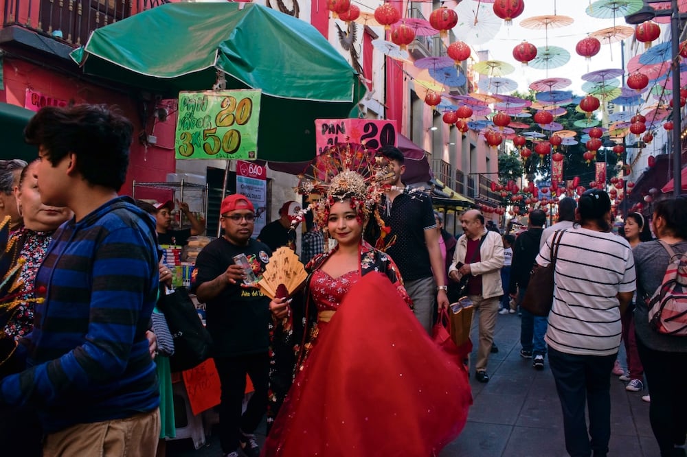 En el Barrio Chino de la Ciudad de México los turistas buscan los amuletos de Dragón de Madera, entre otras imágenes, para atraer la abundancia. Foto: Abril Angulo | El Universal