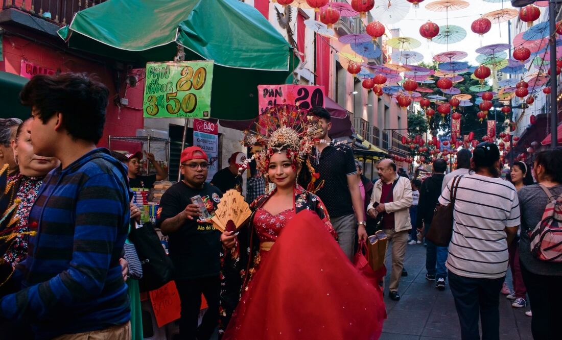 En el Barrio Chino de la Ciudad de México los turistas buscan los amuletos de Dragón de Madera, entre otras imágenes, para atraer la abundancia. Foto: Abril Angulo | El Universal