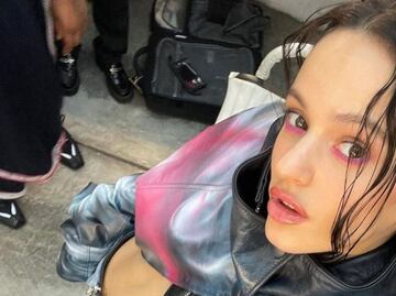 Rosalía impacta con top de transparencias para la portada de Vogue