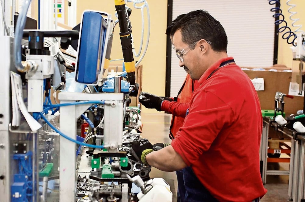 La desconfianza de empresarios y consumidores debilita indicadores como la generación de empleo, ventas y producción, dijo Herrera Vega. ARCHIVO EL UNIVERSAL