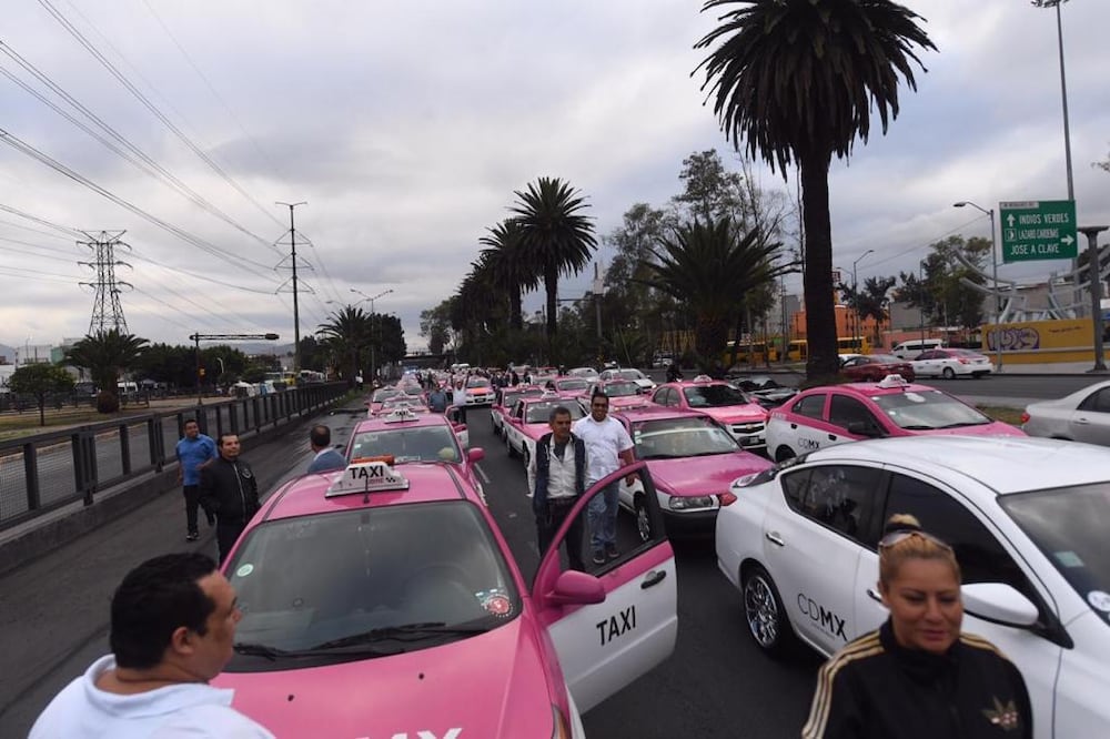 Taxistas sobre Insurgentes Norte. Foto: Armando Martínez