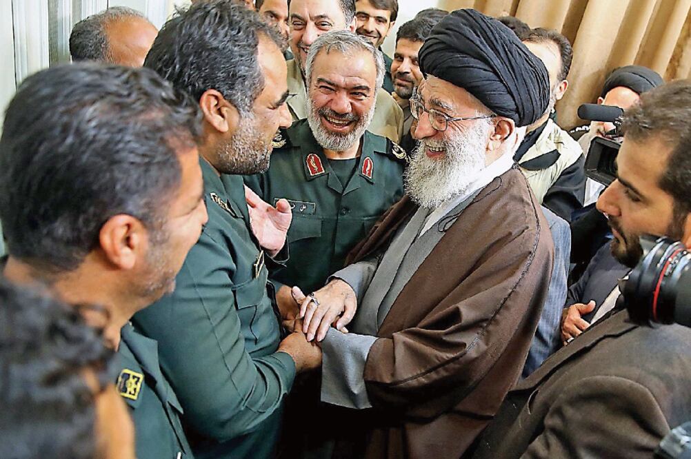 El líder supremo de Irán, Ali Jamenei, con oficiales involucrados en la captura de 10 marinos de EU (Especial)
