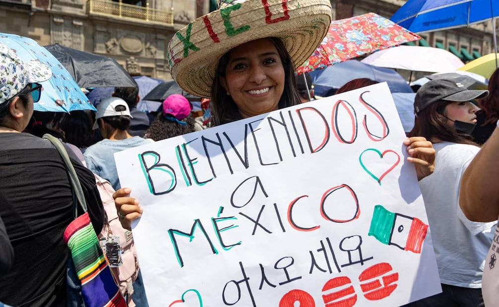 Army continúa a la espera de que el grupo surcoreano de k-pop BTS se presente en uno de los balcones de Palacio Nacional. 
Foto: Hugo Salvador/EL UNIVERSAL.