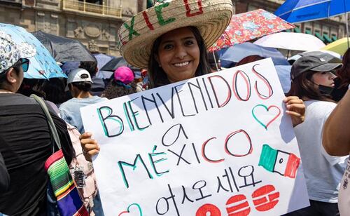 Army continúa a la espera de que el grupo surcoreano de k-pop BTS se presente en uno de los balcones de Palacio Nacional. 
Foto: Hugo Salvador/EL UNIVERSAL.