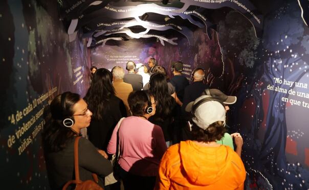En la sala 2, "factores de riesgo", se exponen las circunstancias que pueden llevar a los menores a sufrir abuso. | Foto: Carlos Odín.