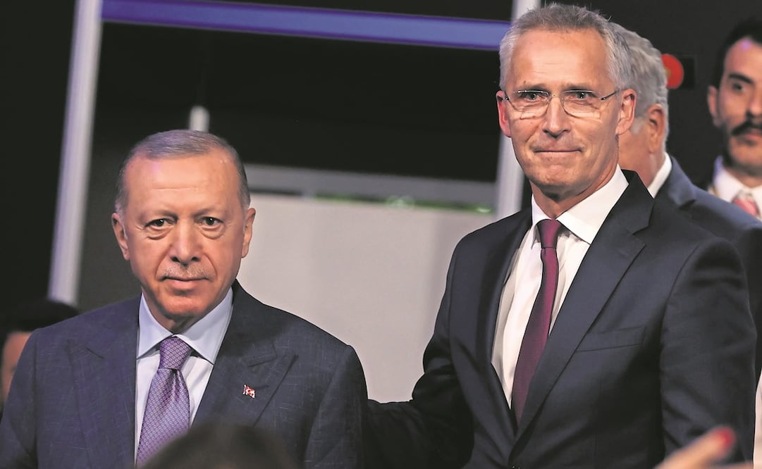 El presidente turco, Recep Tayyip Erdogan (izq.), y el secretario general de la OTAN, Jens Stoltenberg. Foto: Kiko Huesca/ EFE.