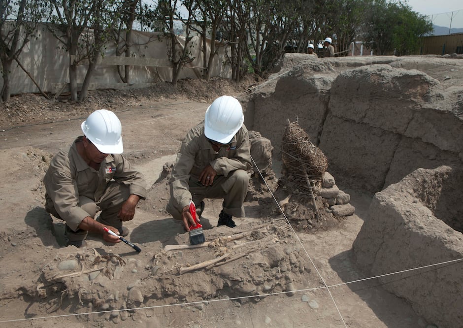 Imagen ilustrativa: Arqueólogos cepillan huesos hallados en un sitio en Lima, Perú (Foto: AP)