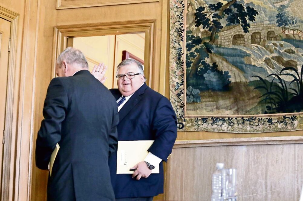Agustín Carstens, gobernador del Banco de México, renunció ayer al frente de la institución, aunque permanecerá en el cargo hasta julio de 2017. Informó que ocupará la gerencia general del Banco de Pagos Internacionales (BERENICE FREGOSO. EL UNIVERSAL)