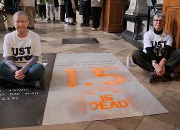 Ecologistas vandalizan tumba de Darwin en Londres; denuncian inacción ante el calentamiento global