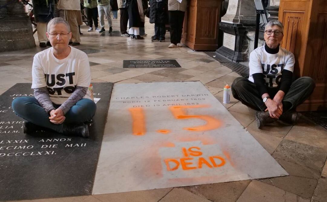 Dos activistas de la organización climática Just Stop Oil realizaron este lunes pintadas sobre la tumba del naturalista británico Charles Darwin, situada en la Abadía de Westminster en Londres. Foto: EFE