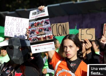 FOTOS: “Fiesta sí, sufrimiento no”, activistas se manifiestan a favor de la “corridas sin sangre”