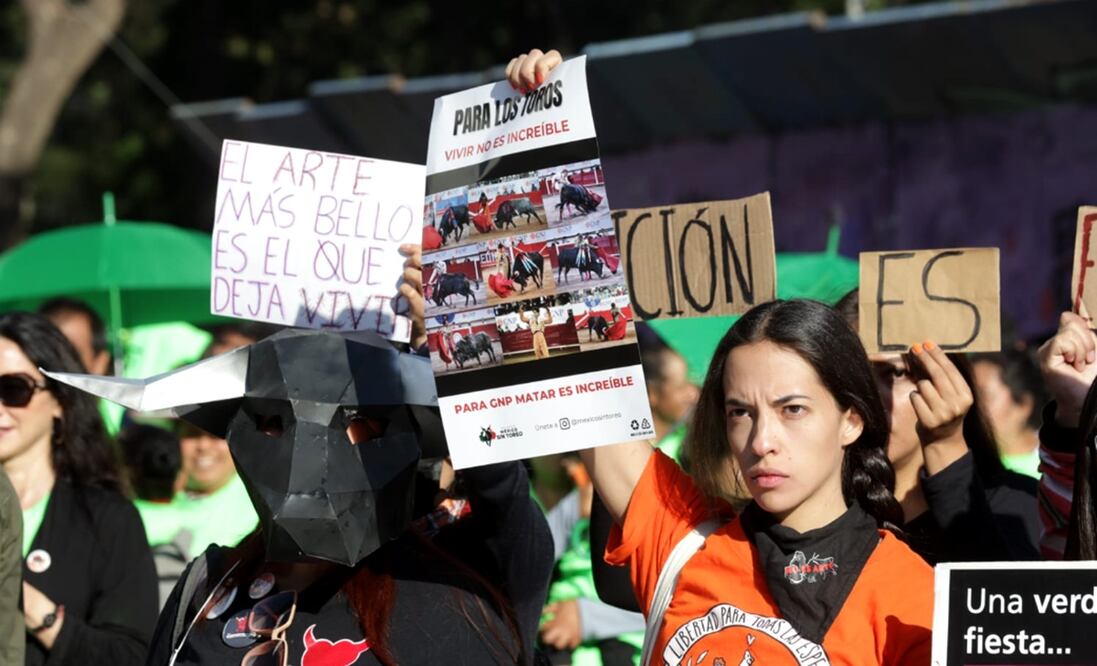 Manifestantes a favor de “corridas de toros sin sangre”. Se dirigen al congreso de la Ciudad de México. Foto: Francisco Rodríguez/EL UNIVERSAL