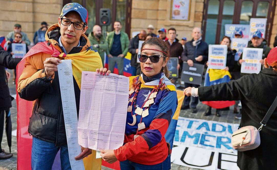 Opositores venezolanos durante una protesta ayer en Bilbao, España, contra la toma de posesión de Nicolás Maduro como presidente. Luis Tejido | EFE (13/01/2025)