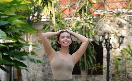 Ángela Aguilar nos enseña a elevar un look básico con una sobrecamisa