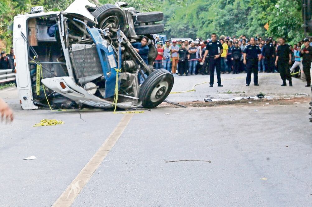 El accidente se registró cerca de las 6:30 de la mañana en la carretera San Cristobal de las Casas-Tuxtla Gutiérrez (MARIO CASTILLO. EL UNIVERSAL)