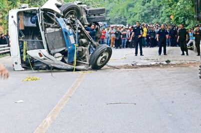 Deja 59 heridos volcadura de autobús