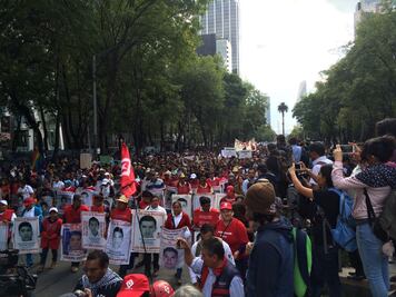 "No nos dejaremos vencer", dicen padres de los 43 en mitin