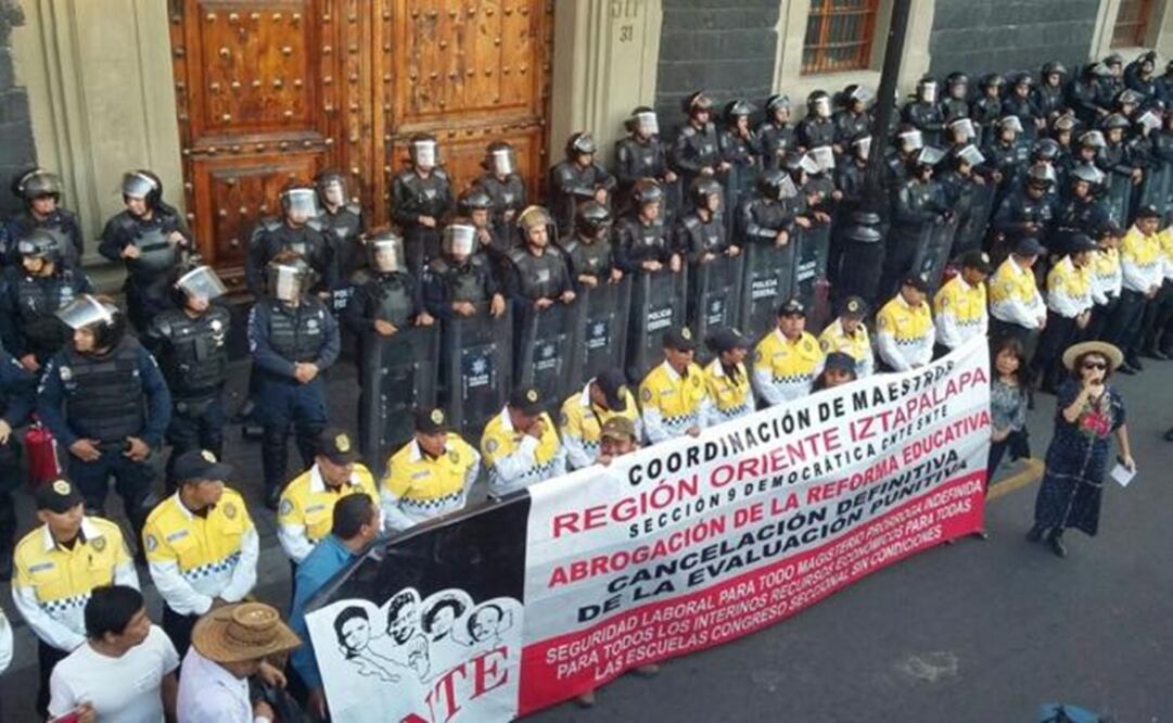 The teachers held a protest before the offices of the Education Ministry. (Photo: Cristopher Rogel Blanquet)