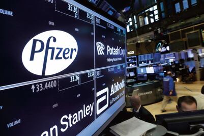Empleado de Pfizer, acusado de usar información sobre pastilla Covid para ganar en bolsa