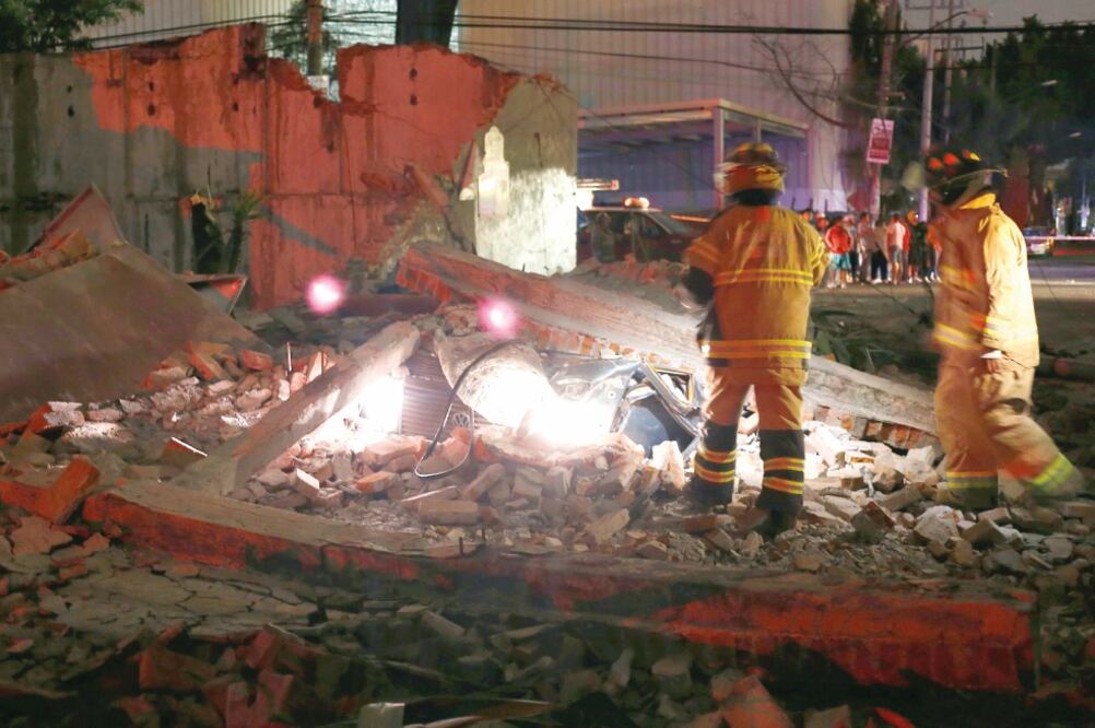 El jefe de Gobierno Miguel Ángel Mancera afirmó que en la CDMX sólo hubo derrumbes de bardas y reporte de personas con lesiones leves por el sismo. ()