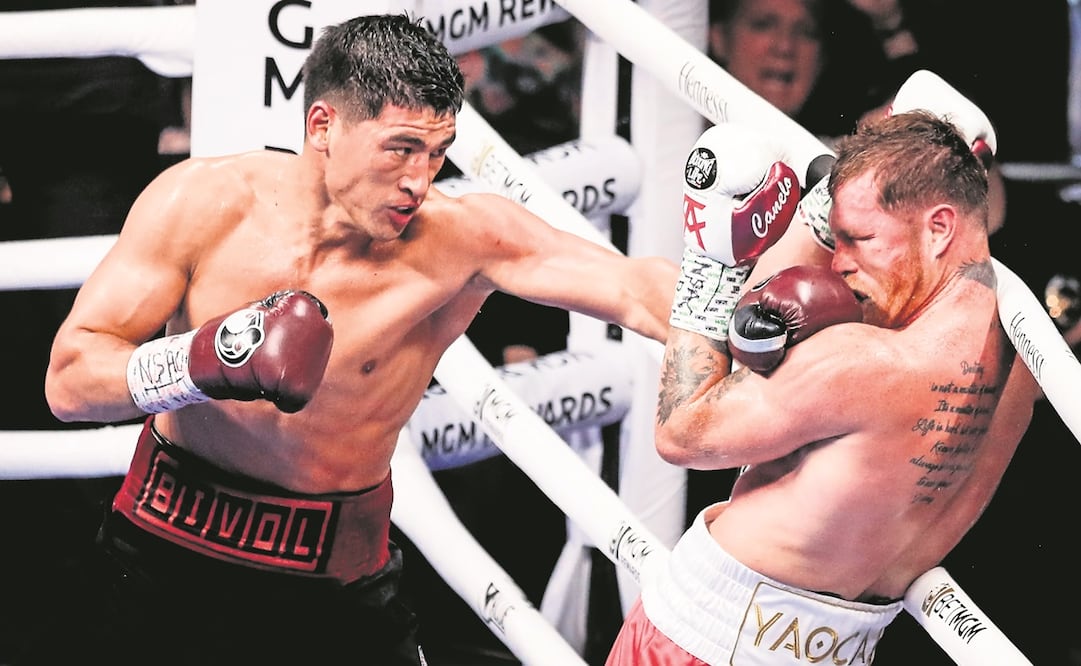Dmitry Bivol dominando a Canelo Álvarez - FOTO: EFE