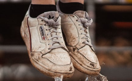 Cómo limpiar tus tenis blancos sin usar cloro 