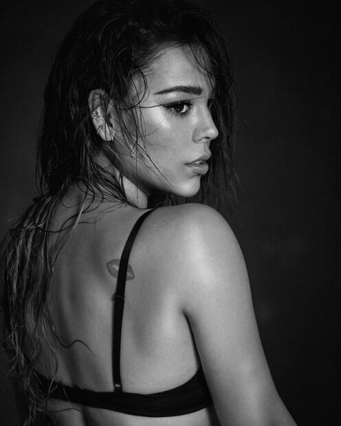 Danna Paola presume espalda y tatuaje de beso en Instagram