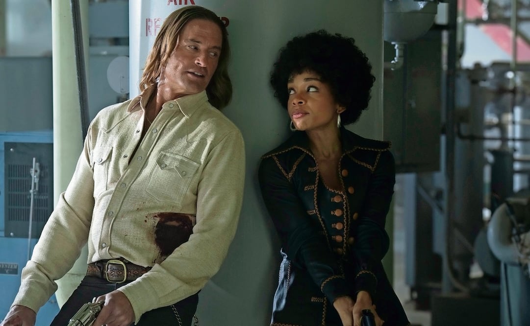 Josh Holloway (Lost) como el chico malo Jim Ellis y Rachel Hilson como la agente Nina Hayes protagonizan la primera entrega de la historia muy al estilo Los Dukes de Hazzard. Foto: MAX