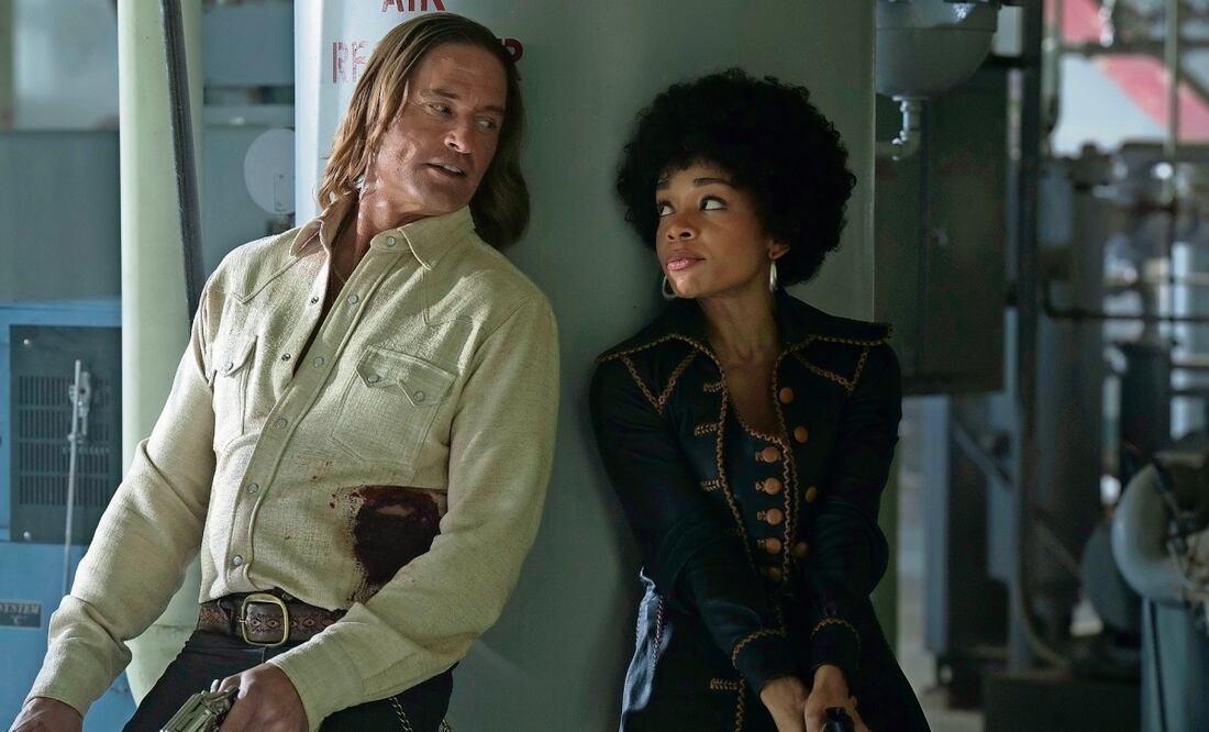 Josh Holloway (Lost) como el chico malo Jim Ellis y Rachel Hilson como la agente Nina Hayes protagonizan la primera entrega de la historia muy al estilo Los Dukes de Hazzard. Foto: MAX