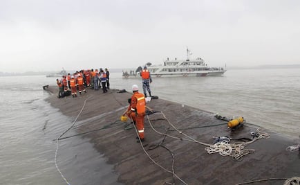 Buscan a cientos de desaparecidos tras hundirse barco en China
