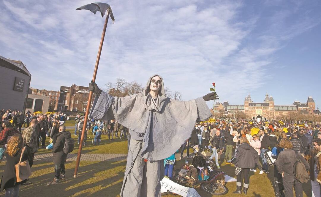 Una persona disfrazada como la Parca participa en una manifestación contra el confinamiento, este domingo en Ámsterdam. Foto: Peter Dejong. AP