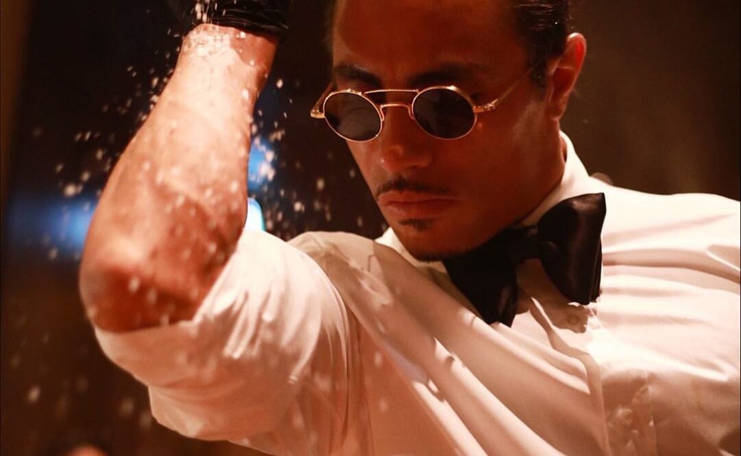 Nusr Et y su tradicional gesto para condimentar la carne con sal / Foto: Instagram Nusr Et