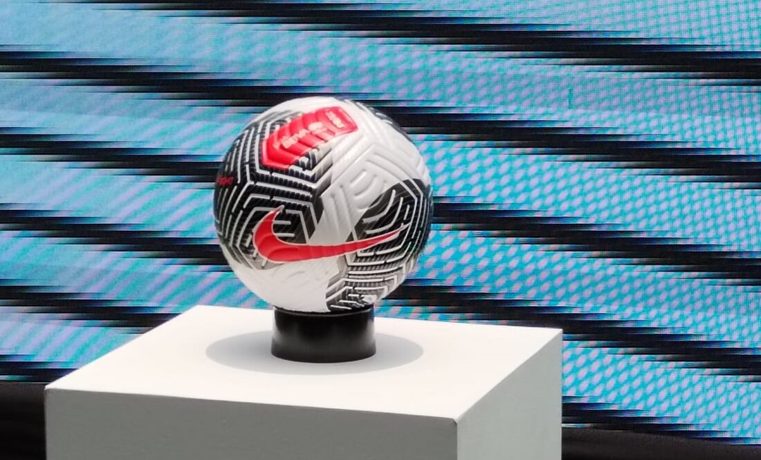 El nuevo balón de la Liga MX Femenil / Foto: Oscar Torres - EL UNIVERSAL