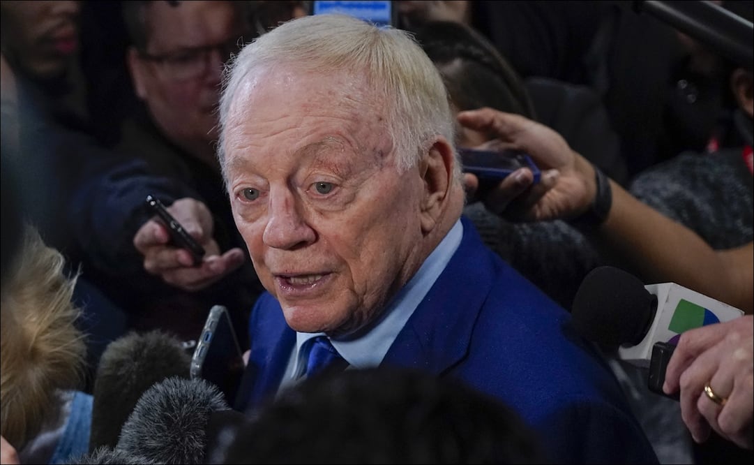 Jerry Jones explotó por la eliminación de Cowboys - Foto: AP