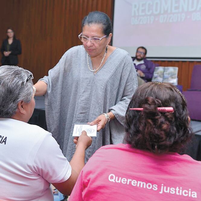 Nashieli Ramírez (de pie) evidenció las omisiones institucionales de las dependencias que incurren en violencia de género. ESPECIAL