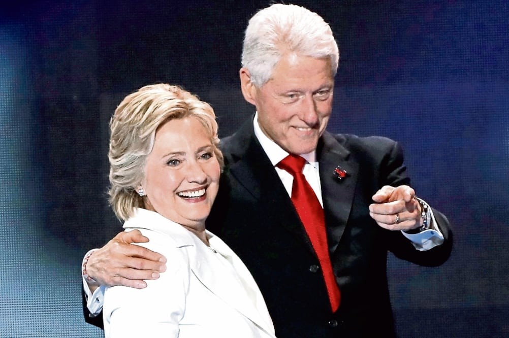 Hillary y Bill Clinton, en la Convención Nacional Demócrata, el 28 de julio pa sado en Filadelfia, Pennsylvania (MIKE SEGAR. REUTERS)