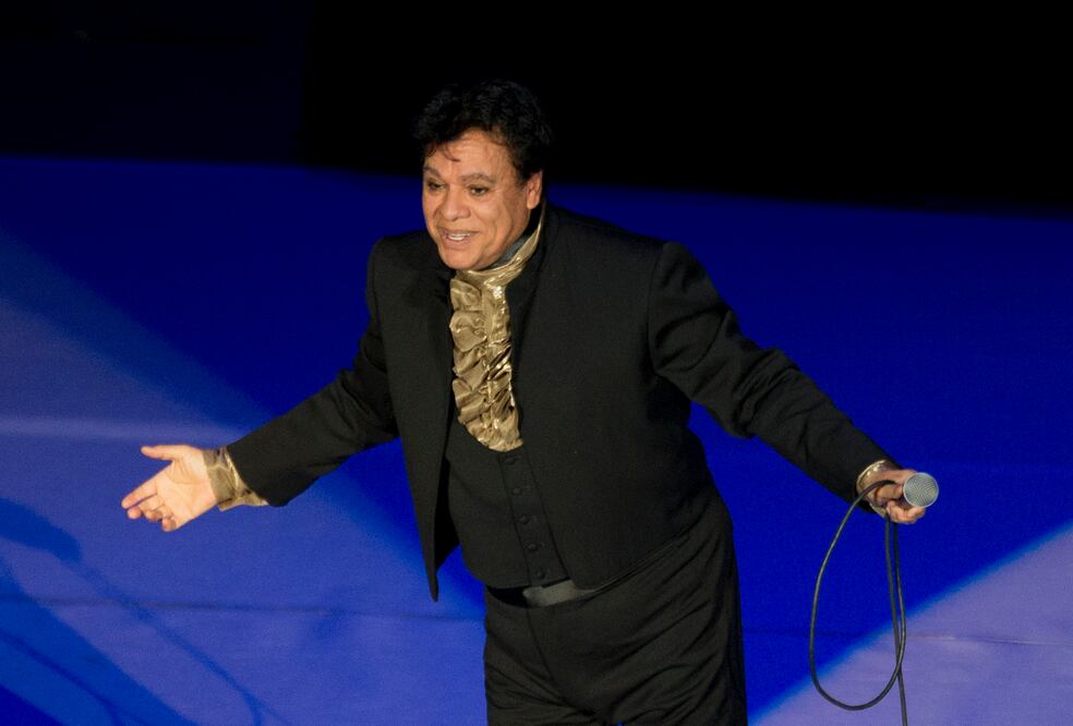 En esta foto del 10 de abril del 2015, Juan Gabriel canta en el Auditorio Nacional en la Ciudad de México (Foto: AP)