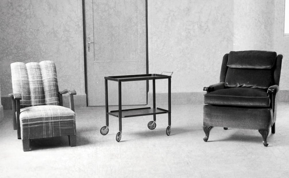 Silla tipo “morris” y sillón de respaldo alto de la mueblería “Cuauhtémoc”, 1939. Desde agosto de 1950, este negocio de la colonia Roma se convirtió en una de las 18 sedes para adquirir una televisión RCA Víctor, previo a la inauguración del primer canal de televisión mexicano, Canal 4. Foto: Archivo EL UNIVERSAL.
