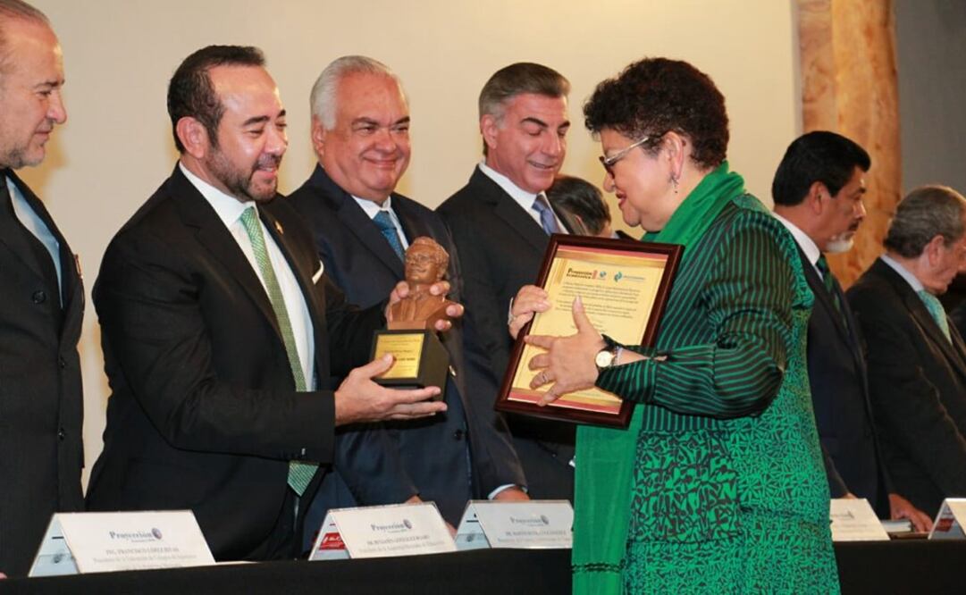 Al recibir la presea Ricardo Flores Magón, Godoy aseguró que la libertad de expresión y de prensa tienen que ser valores respetados en este país. Foto: Especial