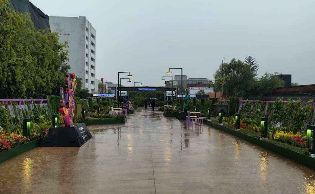 Lluvia pone a prueba el Jardín Flotante en su apertura; visitantes enfrentan encharcamientos.
Foto: Arantxa Meave.