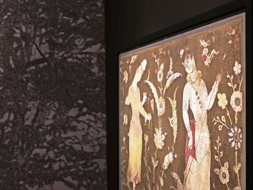 También destaca una tela bordada con dos damas: una, vestida a la usanza oriental; la otra, a la moda europea. Foto: Especial