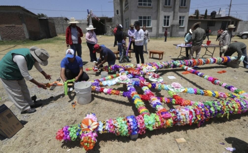 Ofrendan arco de madera adornado con semillas por inicio de ciclo agrícola 