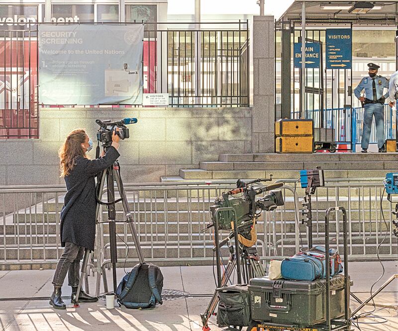 Una periodista graba en las afueras de la sede de la ONU, en Nueva York. La FIP y UNI Global piden apoyar a los medios. Foto: MARY ALTAFFER. AP
