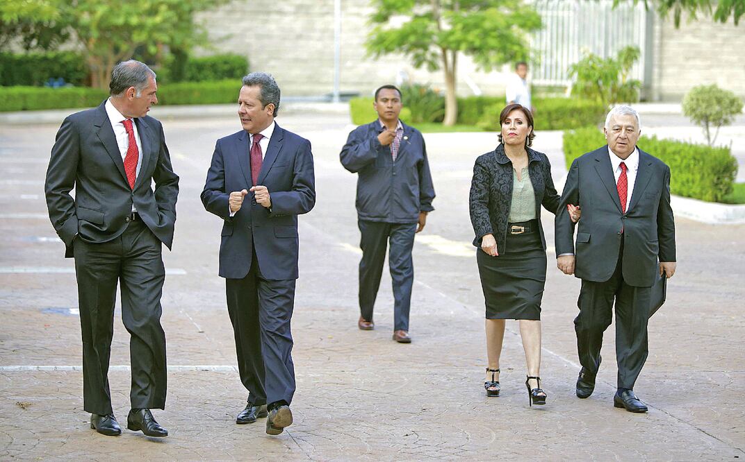 El gobernador Gabino Cué Monteagudo, el vocero presidencial Eduardo Sánchez, la secretaria de Desarrollo Social (Sedesol), Rosario Robles, y el titular de la Secretaría de Educación Pública (SEP), Emilio Chuayffet Chemor. (MARIO ARTURO MARTÍNEZ. EFE)
